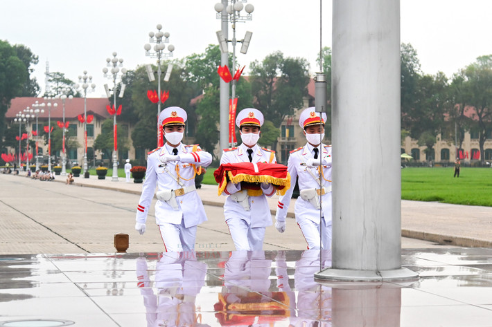 Trang nghiêm lễ thượng cờ tại quảng trường Ba Đình nhân dịp 47 năm ngày thống nhất đất nước ảnh 12 Trang nghiêm lễ thượng cờ tại quảng trường Ba Đình nhân dịp 47 năm ngày thống nhất đất nước -0