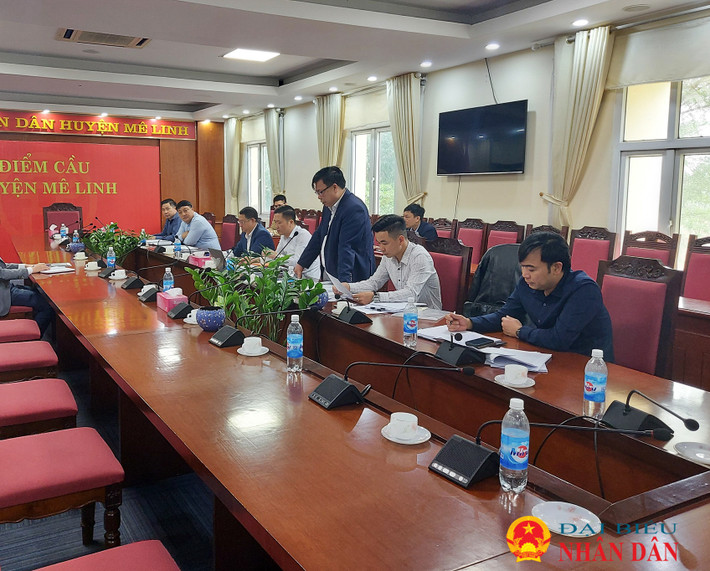 Lãnh đạo các phòng ban chuyên môn huyện Mê Linh trao đổi với PV Báo Đại biểu Nhân dân về việc thu hồi đất khu Ao Cá, xã Tráng Việt. Chính quyền trả lời liên quan đến việc thu hồi đất tại khu Ao Cá (xã Tráng Việt, Mê Linh) sau phản ánh của Báo Đại biểu Nhân dân. -0