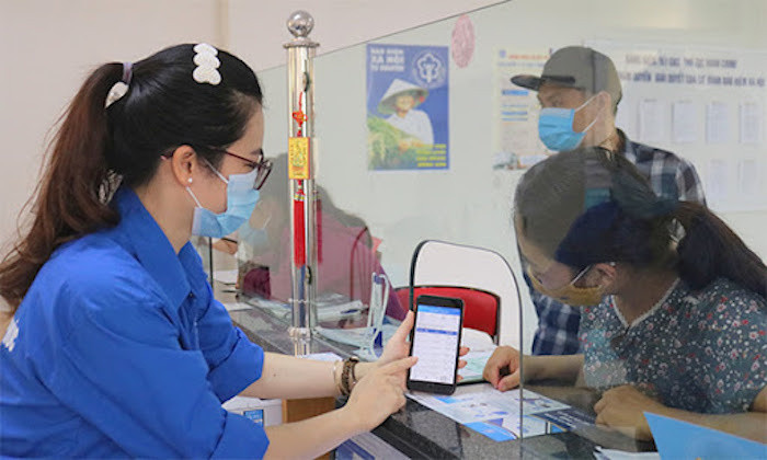 Kịp thời hướng dân, giải quyết các chế độ cho người tham gia BHXH. Ảnh: BH Kịp thời hướng dân, giải quyết các chế độ cho người tham gia BHXH. Ảnh: BH