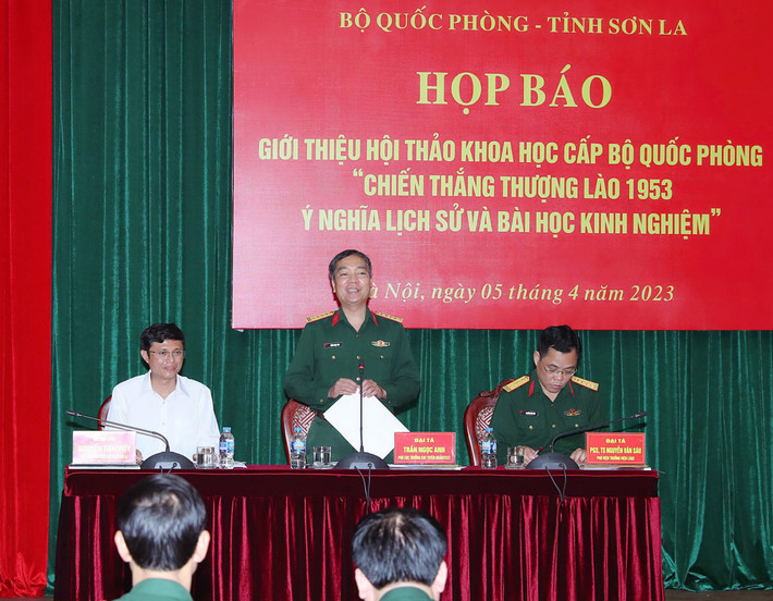 Phó Cục trưởng Cục Tuyên huấn Đại tá Trần Ngọc Anh phát biểu tại họp báo Họp báo giới thiệu Hội thảo về Chiến thắng Thượng Lào 1953 -0