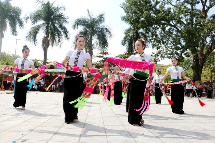 Ở điệu múa xòe, những chi tiết đẹp nhất của khăn piêu được lộ ra rõ trước mắt người xem. Ảnh: Trịnh Thông Thiện Điệu xòe Nhôm khăn mang ý nghĩa biểu tượng đoàn kết cộng đồng - Nguồn: dienbien.gov.vn