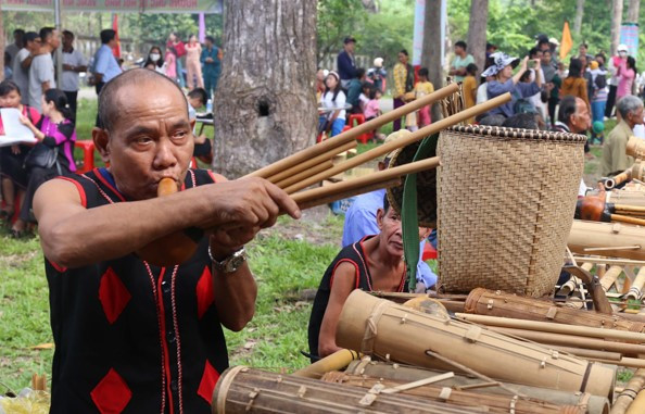 Nghệ nhân biểu diễn nhạc cụ truyền thống tại Ngày hội văn hóa Raglai năm 2023. Ảnh: Văn Miên Thúc đẩy bảo tồn văn hóa, phát triển kinh tế - 0