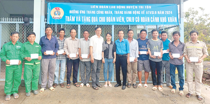 Liên đoàn Lao động huyện Tri Tôn (tỉnh An Giang) thăm, tặng quà công nhân doanh nghiệp chưa có tổ chức công đoàn. Ảnh: Mỹ Hạnh Liên đoàn Lao động huyện Tri Tôn (tỉnh An Giang) thăm, tặng quà công nhân doanh nghiệp chưa có tổ chức công đoàn. Ảnh: MỸ HẠNH