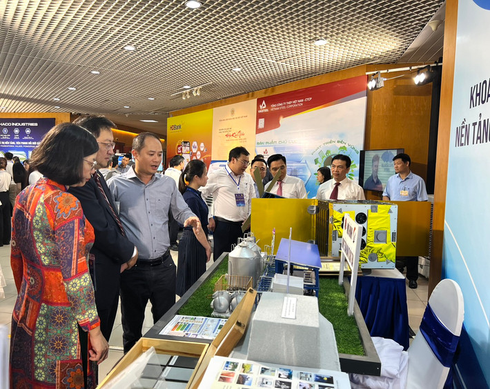 Các đại biểu tham quan gian trưng bày sản phẩm KHCN của Viện Hàn lâm Khoa học và Công nghệ Việt Nam Thủ tướng Chính phủ Phạm Minh Chính dự Lễ chào mừng Ngày Khoa học và Công nghệ Việt Nam -0