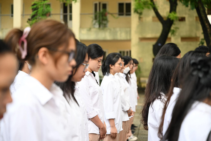 Thầy trò Trường THPT Nguyễn Gia Thiều tưởng niệm Tổng Bí thư Nguyễn Phú Trọng ảnh 5 Thầy trò Trường THPT Nguyễn Gia Thiều tưởng niệm Tổng Bí thư Nguyễn Phú Trọng -0