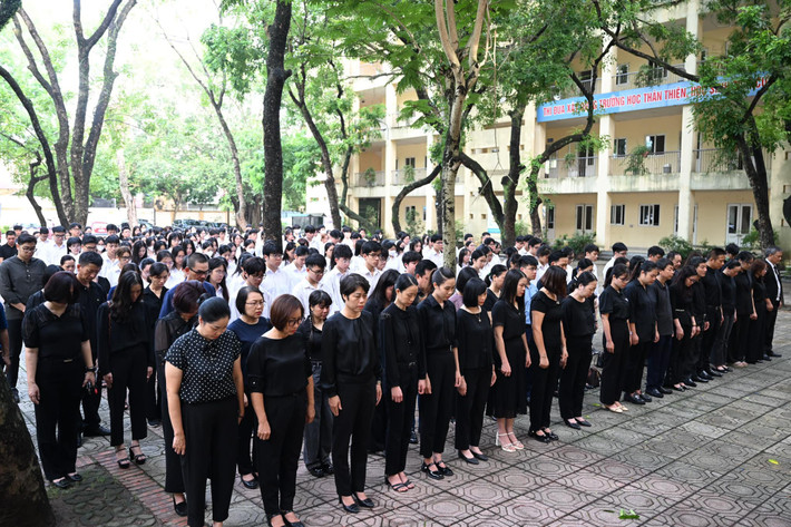 Buổi lễ tưởng niệm Tổng Bí thư Nguyễn Phú Trọng tại Trường THPT Nguyễn Gia Thiều diễn ra trang nghiêm, thành kính Thầy trò Trường THPT Nguyễn Gia Thiều tưởng niệm Tổng Bí thư Nguyễn Phú Trọng -0