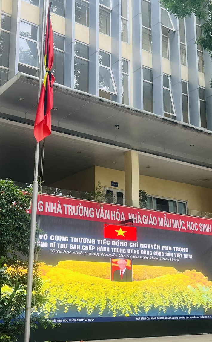 Thầy trò Trường THPT Nguyễn Gia Thiều tưởng niệm Tổng Bí thư Nguyễn Phú Trọng ảnh 1 Thầy trò Trường THPT Nguyễn Gia Thiều tưởng niệm Tổng Bí thư Nguyễn Phú Trọng -0