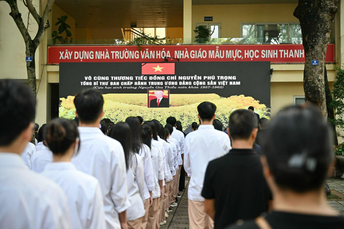 Thầy và trò Trường THPT Nguyễn Gia Thiều tại lễ tưởng niệm Tổng Bí thư Nguyễn Phú Trọng Thầy trò Trường THPT Nguyễn Gia Thiều tưởng niệm Tổng Bí thư Nguyễn Phú Trọng -0