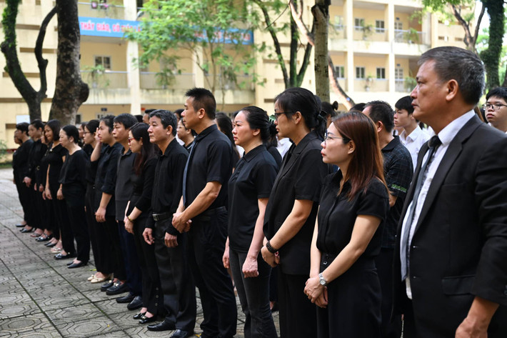 Thầy trò Trường THPT Nguyễn Gia Thiều tưởng niệm Tổng Bí thư Nguyễn Phú Trọng ảnh 4 Thầy trò Trường THPT Nguyễn Gia Thiều tưởng niệm Tổng Bí thư Nguyễn Phú Trọng -0