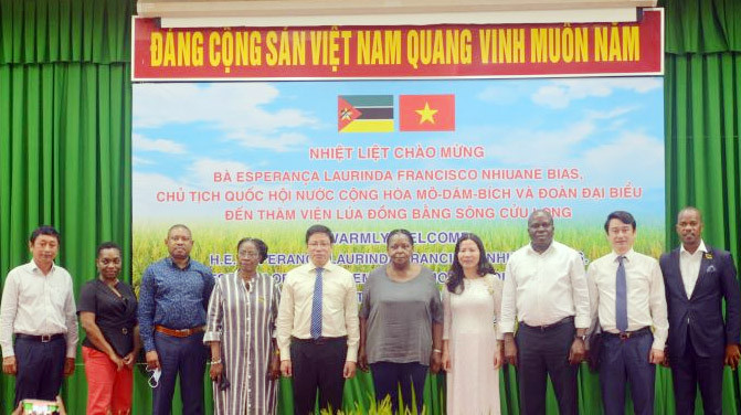 Đoàn đại biểu Quốc hội Mozambique chụp ảnh lưu niệm với các thành viên Viện Lúa Chủ tịch Quốc hội Cộng hoà Mozambique thăm Viện Lúa Đồng bằng sông Cửu Long