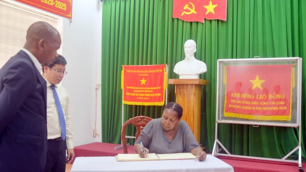 Chủ tịch Quốc hội nước Cộng hòa Mozambique Esperanca Laurinda Francisco Nhiuane Bias ghi sổ lưu niệm tại Viện Chủ tịch Quốc hội Cộng hoà Mozambique thăm Viện Lúa Đồng bằng sông Cửu Long