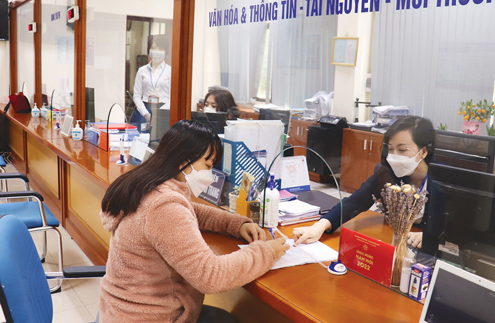 Người dân làm thủ tục hành chính tại bộ phận "một cửa" UBND quận Hai Bà Trưng Ảnh: HNM Không yêu cầu cung cấp giấy tờ đã được số hóa khi thực hiện thủ tục hành chính -0