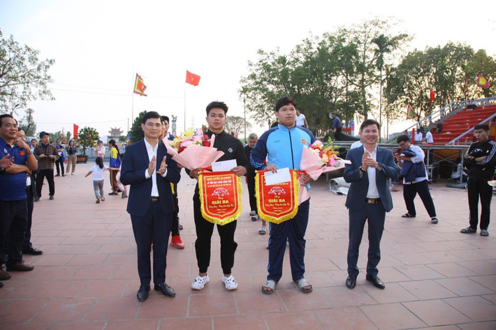 Đồng chí Chủ tịch UBND xã An Đồng Đinh Văn Quyền trao giải Ba cho các vận động viên Hán Văn Dũng đoàn Bắc Ninh và Vũ Tiến Dũng đoàn Hải Phòng Hải Phòng: Bế mạc Lễ hội vật cổ truyền làng Vĩnh Khê, xã An Đồng - Di sản văn hóa phi vật thể Quốc gia -0
