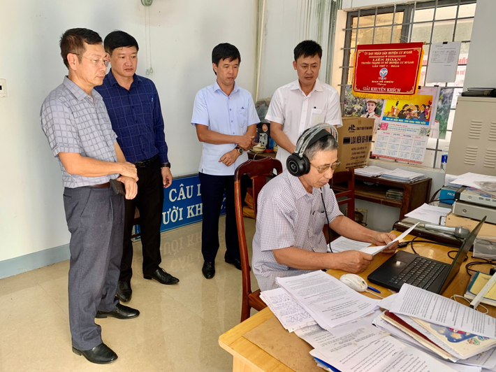 Đáp ứng nhu cầu thông tin của người dân vùng sâu, biên giới ảnh 1 Đoàn giám sát khảo sát thực tế tại Đài truyền thanh cơ sở thị trấn Ea Pốk, huyện Cư M’gar - ẢNH BÍCH QUYÊN