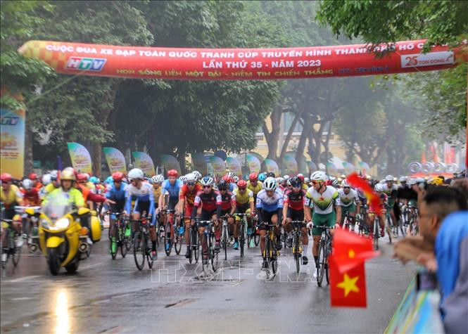 Cuộc đua khai mạc với chặng đua quanh Hồ Hoàn Kiếm, Hà Nội. Ảnh: Trần Việt/TTXVN Khai mạc Cuộc đua xe đạp toàn quốc tranh Cúp truyền hình TP. Hồ Chí Minh 2023 -0