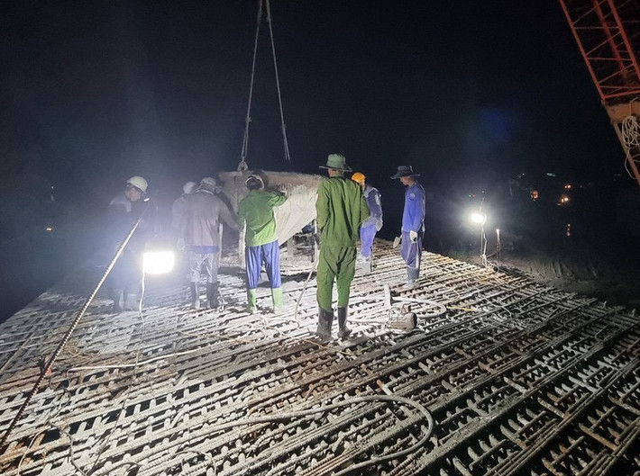 Nhà thầu Tổng công ty Xây dựng Trường Sơn đã tập kết khối lượng vật liệu rất lớn để thi công đắp gia tải nền đường giai đoạn 2 Quyết hoàn thành sớm nhất cao tốc Mỹ Thuận - Cần Thơ -0