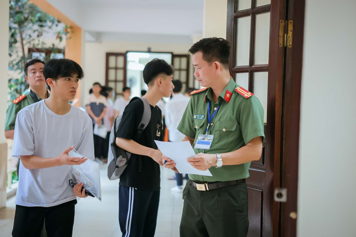 Thí sinh làm thủ tục vào phòng thi Học viện An ninh nhân dân bảo đảm các điều kiện -0