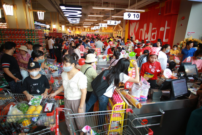 Đông đảo cư dân ghé thăm siêu thị WinMart Thăng Long trải nghiệm không gian mua sắm mới mẻ. WinMart đầu tiên tại Hà Nội áp dụng mô hình hoàn toàn mới đi vào hoạt động -0