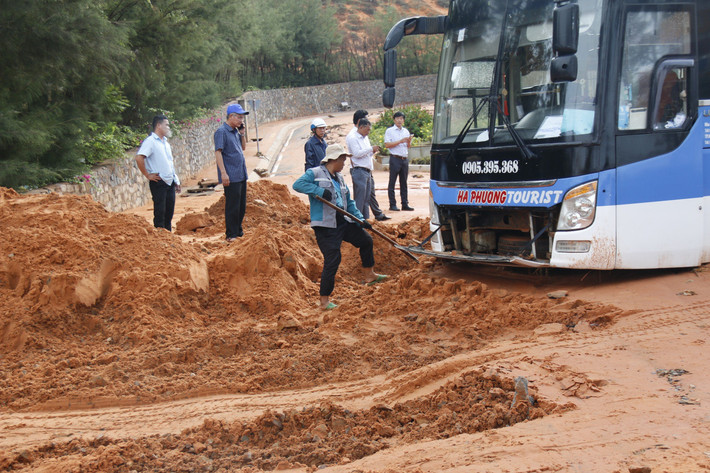 Hiện trường lũ cát đỏ vùi lấp nhà, ô tô trên nhiều tuyến đường tại TP. Phan Thiết ảnh 10 Mưa lớn gây sạt lở cát, vùi lấp nhiều phương tiện trên tuyến đường ven biển ở Bình Thuận