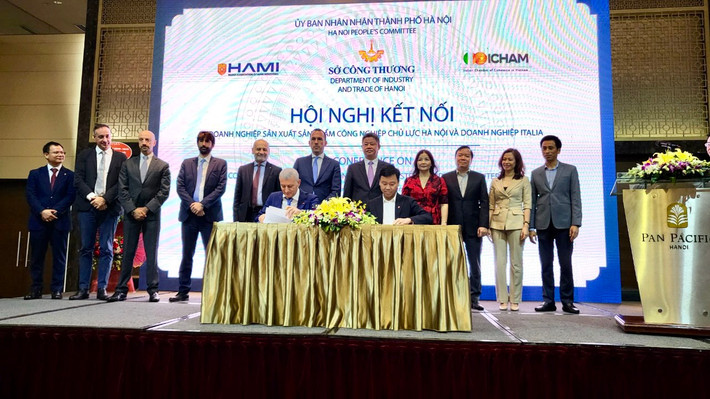 Các đại biểu tham dự Hội nghị chứng kiến lễ ký kết Ảnh: Sở TT và TT Hà Nội Hội nghị kết nối Doanh nghiệp sản xuất sản phẩm công nghiệp chủ lực Thành phố Hà Nội với Doanh nghiệp Italia -0