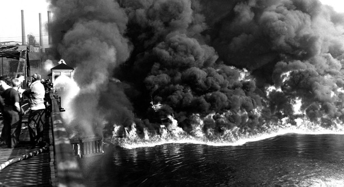 Dòng sông Cuyahoga bốc cháy năm 1969 Dòng sông Cuyahoga bốc cháy năm 1969