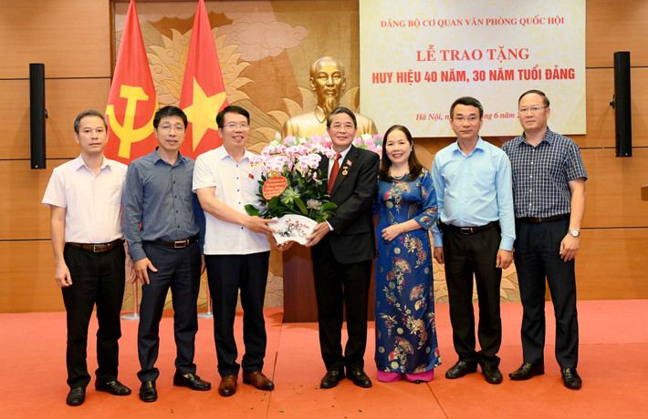 Ảnh: Lâm Hiển Chủ tịch Quốc hội Trần Thanh Mẫn dự Lễ trao tặng Huy hiệu 40, 30 năm tuổi Đảng của Đảng bộ cơ quan Văn phòng Quốc hội -0