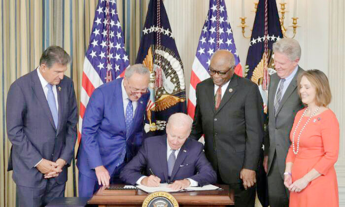 Tổng thống Joe Biden (giữa) ký Đạo luật Giảm Lạm phát hôm 16.8.2022. Nguồn: Getty Images Những đạo luật thú vị và khác lạ sẽ có hiệu lực trong năm mới -0