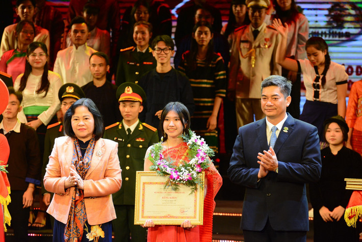 Thứ trưởng, Phó Chủ nhiệm Ủy ban Dân tộc Y Vinh Tơr và Thứ trưởng Bộ GD-ĐT Ngô Thị Minh trao Bằng khen cho học sinh, sinh viên dân tộc thiểu số xuất sắc, tiêu biểu năm 2023 (Ảnh: Quốc Việt) 12 nhiệm vụ trọng tâm của ngành giáo dục trong năm 2024 -0