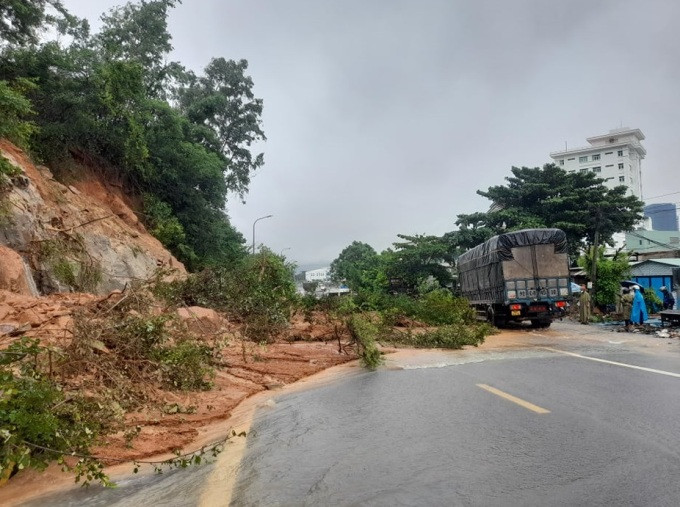 Quốc lộ 1D qua phường Trương Quang Diệu, TP. Quy Nhơn, tỉnh Bình Định bị đất núi đổ tràn xuống Quốc lộ 1D qua phường Trương Quang Diệu, TP. Quy Nhơn, tỉnh Bình Định bị đất núi đổ tràn xuống
