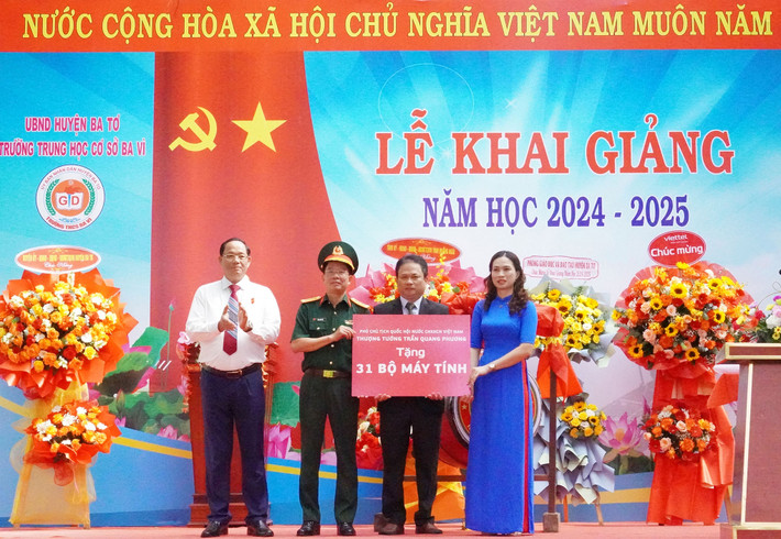 Phó Chủ tịch Quốc hội, Thượng tướng Trần Quang Phương cùng Thượng tá Đào Xuân Vũ, Phó Tổng Giám đốc Tập đoàn Công nghiệp - Viễn thông Quân đội trao tặng 31 bộ máy tính cho nhà trường Phó Chủ tịch Quốc hội, Thượng tướng Trần Quang Phương dự lễ khai giảng năm học mới tại Trường THCS Ba Vì, Quảng Ngãi -0
