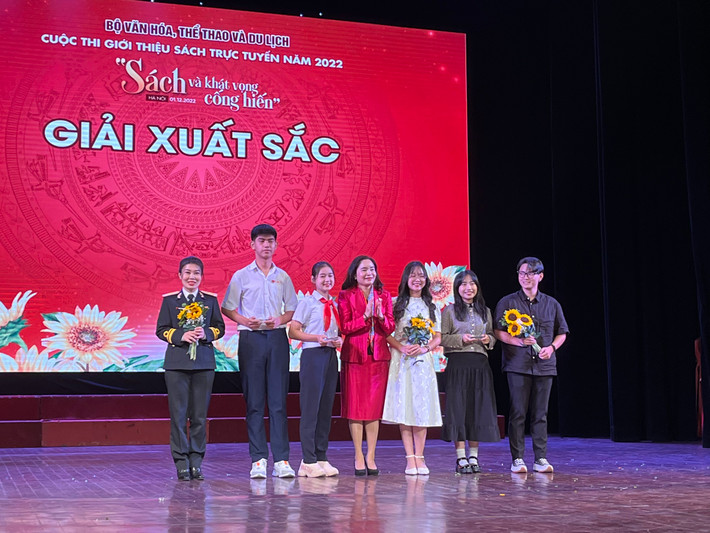 Thứ trưởng Bộ Văn hóa, thể thao và Du lịch Trịnh Thị Thủy trao giải Xuất sắc cho các tác giả dự thi Tín hiệu vui về phát triển văn hóa đọc -0