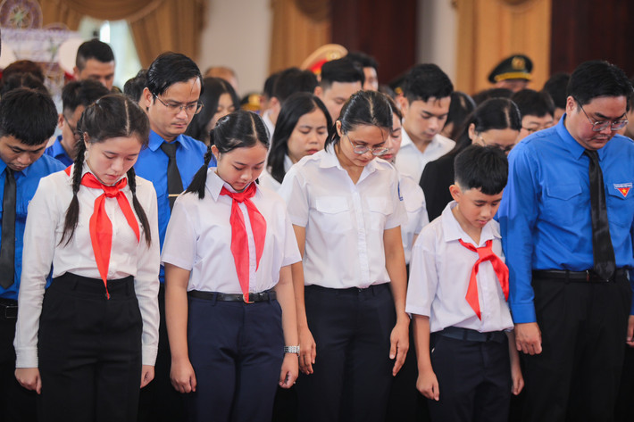 Thế hệ trẻ tại TP. Hồ Chí Minh kính cẩn nghiêng mình trước di ảnh Tổng Bí thư Nguyễn Phú Trọng Lễ Quốc tang Tổng Bí thư Nguyễn Phú Trọng tại TP. Hồ Chí Minh: khắc ghi lời dạy “làm việc gì cũng phải giữ danh dự” của nhà lãnh đạo đức độ -0