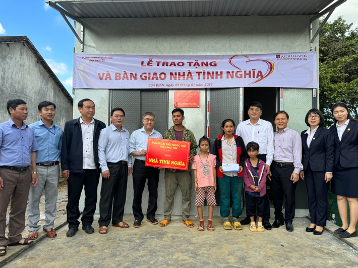 Phó Trưởng Đoàn ĐBQH tỉnh Phú Yên Lê Văn Thìn trao Nhà tình nghĩa cho hộ cận nghèo Nguyễn Văn Dũng, thôn Hòa Ngãi, xã Sơn Định, kinh phí xây dựng 90 triệu đồng, do lãnh đạo Đoàn ĐBQH tỉnh vận động từ nhà hảo tâm Trao nhà tình nghĩa, máy tính, quà cho gia đình chính sách -0
