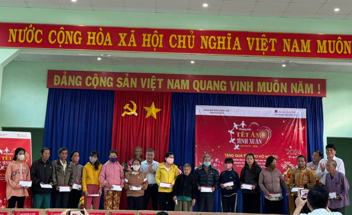 Phó Trưởng Đoàn ĐBQH tỉnh Lê Văn Thìn và lãnh đạo Ngân hàng Nông nghiệp và Phát triển nông thôn Phú Yên trao quà cho gia đình chính sách Trao nhà tình nghĩa, máy tính, quà cho gia đình chính sách -0