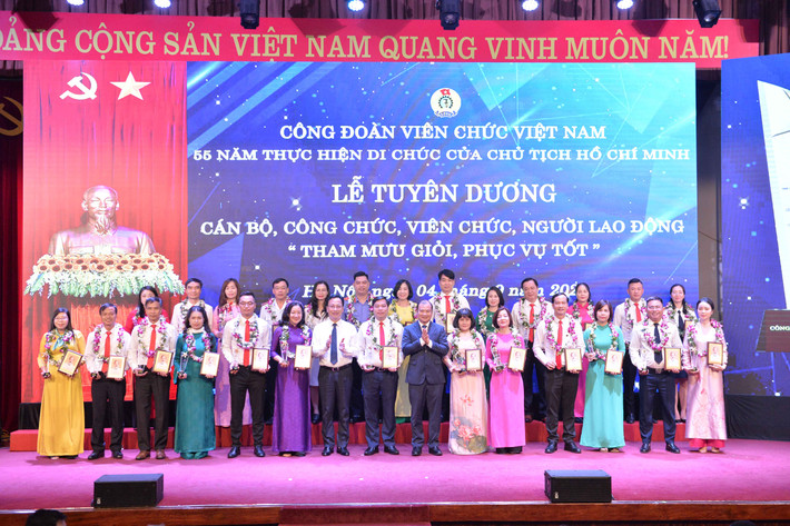 Tổng Biên tập Tạp chí Cộng sản Lê Hải Bình trao quà và biểu trưng cho các gương mặt tiêu biểu Tổng Biên tập Tạp chí Cộng sản Lê Hải Bình trao quà và biểu trưng cho các gương mặt tiêu biểu