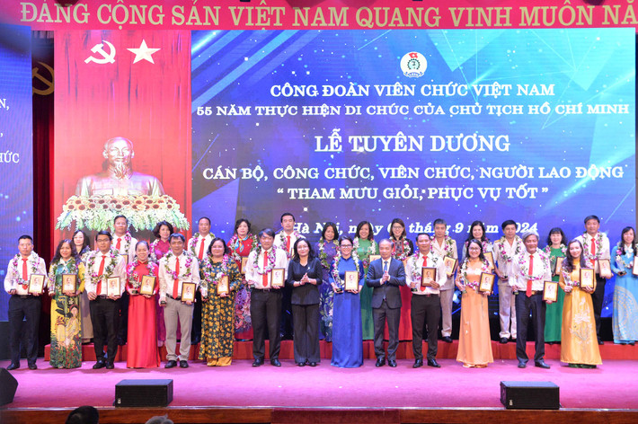 Phó Trưởng Ban Thường trực Ban Dân vận Trung ương Phạm Tất Thắng trao quà và biểu trưng cho các gương mặt tiêu biểu Phó Trưởng Ban Thường trực Ban Dân vận Trung ương Phạm Tất Thắng trao quà và biểu trưng cho các gương mặt tiêu biểu