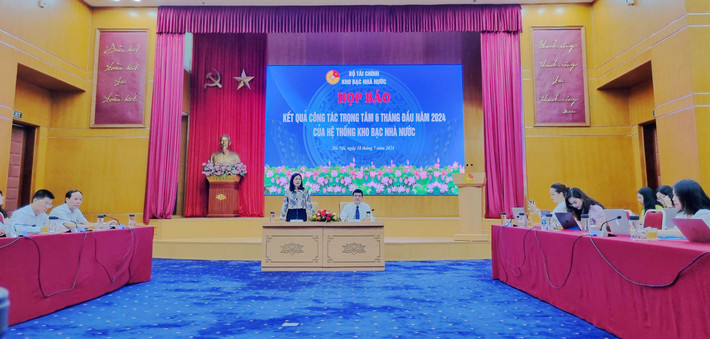 Toàn cảnh phiên họp báo. Ảnh: Minh Châu Khẩn trương gỡ vướng mắc về giải phóng mặt bằng, nguyên vật liệu -0