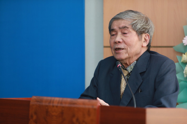 GS.NGND Hà Minh Đức chia sẻ về những kỷ niệm gặp gỡ các nhà báo, thực hiện bộ sách "Thời gian và nhân chứng". Ảnh: Danh Khang Tôn vinh cống hiến của người làm báo -0