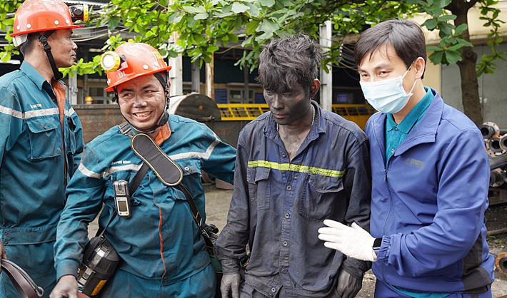 Giây phút đón thợ mỏ Phạm Công Nhiên từ vị trí nguy hiểm Than Vàng Danh và kỳ tích cứu hộ thành công thợ mỏ -0