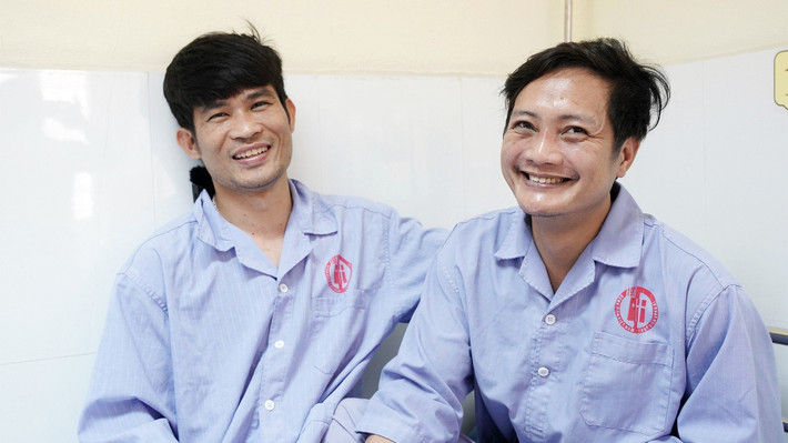 2 thợ lò Bùi Tất Tuyên và Phạm Công Nhiên hiện đã ổn định sức khỏe và tâm lý Than Vàng Danh và kỳ tích cứu hộ thành công thợ mỏ -0
