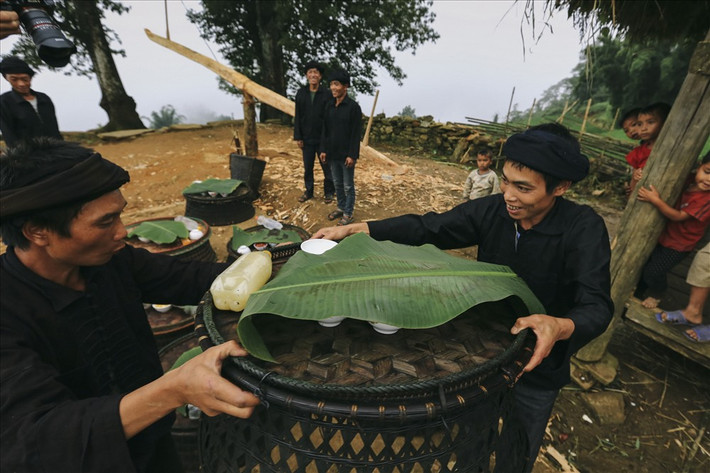 Vào Lễ hội, mỗi gia đình người dân tộc Hà Nhì chuẩn bị một mâm cơm cúng thần. Nguồn: laodong.vn Sắp diễn ra Lễ hội Khô Già Già -0