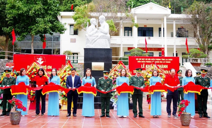 Các đại biểu cắt băng khánh thành Tượng đài “Bác Hồ với chiến sĩ Biên phòng”. Ảnh: Nguyễn Oanh Khánh thành tượng đài '