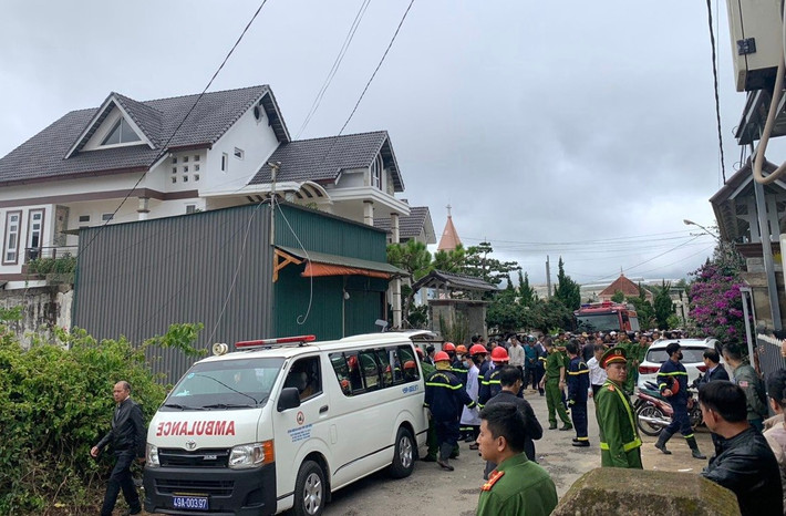 Lực lượng chức năng đến dập lửa thì phát hiện 3 cháu nhỏ đã tử vong và nhiều vật dụng trong căn nhà bị thiêu rụi Cháy nhà ở Đà Lạt khiến 3 anh em ruột tử vong -0