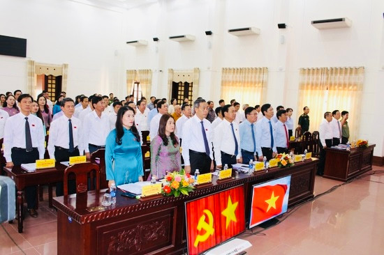 Các đại biểu làm lễ chào cờ. Ảnh: H.T Quảng Trị: Nỗ lực và quyết tâm cao nhất hoàn thành các chỉ tiêu năm 2024 và cả nhiệm kỳ