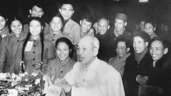 Chủ tịch Hồ Chí Minh thăm Đại hội Thanh niên xung phong chống Mỹ cứu nước ngày 12.1.1967. Ảnh: tư liệu Chủ tịch Hồ Chí Minh thăm Đại hội Thanh niên xung phong chống Mỹ cứu nước ngày 12.1.1967 - Ảnh tư liệu