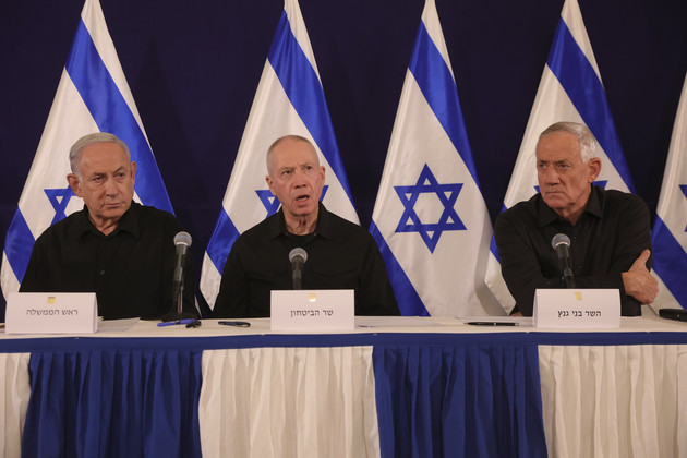 Nội các Chiến tranh của Israel bao gồm Thủ tướng Netanyahu, Bộ trưởng Quốc phòng Yoav Gallant và cựu Tư lệnh quân đội Benny Gantz. Ảnh: AP Israel giải tán Nội các chiến tranh: Triển vọng về thỏa thuận ngừng bắn trở nên xa vời -0