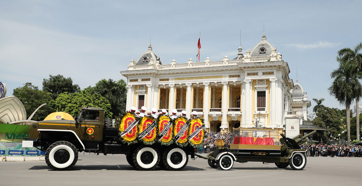 Đoàn xe nghi lễ đưa linh cữu Tổng Bí thư Nguyễn Phú Trọng đi qua Quảng trường Cách mạng tháng 8. Ảnh: Khánh Duy Trang trọng tổ chức Lễ truy điệu Tổng Bí thư Nguyễn Phú Trọng