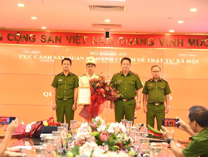 Lãnh đạo Cục C06 chúc mừng Giám đốc Trung tâm dữ liệu quốc gia về dân cư Thượng tá Nguyễn Thành Vĩnh làm Giám đốc Trung tâm dữ liệu quốc gia về dân cư -0