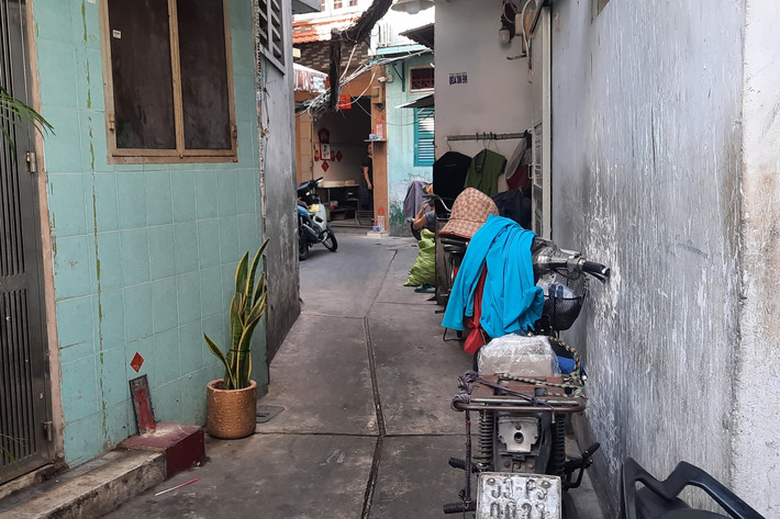 Bên trong tuyến hẻm 100 Cô Bắc có nhiều đoạn rất hẹp. Ảnh: Quang Phương. TP. Hồ Chí Minh: Vì sao phải thu hồi hơn 9 triệu đồng tại dự án nâng cấp hẻm hơn 1 tỷ đồng ở quận 1? -0