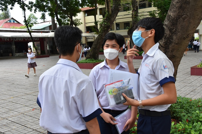 Thí sinh trong kỳ thi tuyển sinh lớp 10 vừa qua TP. Hồ Chí Minh: Điểm chuẩn vào lớp 10 tăng -0